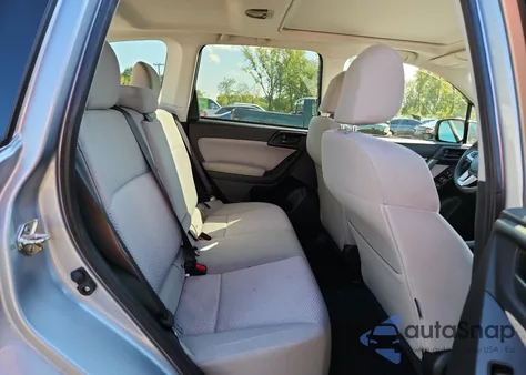 2017 Subaru Forester 2.5I Premium z USA, uszkodzony, nr VIN JF2SJAEC8HH524252